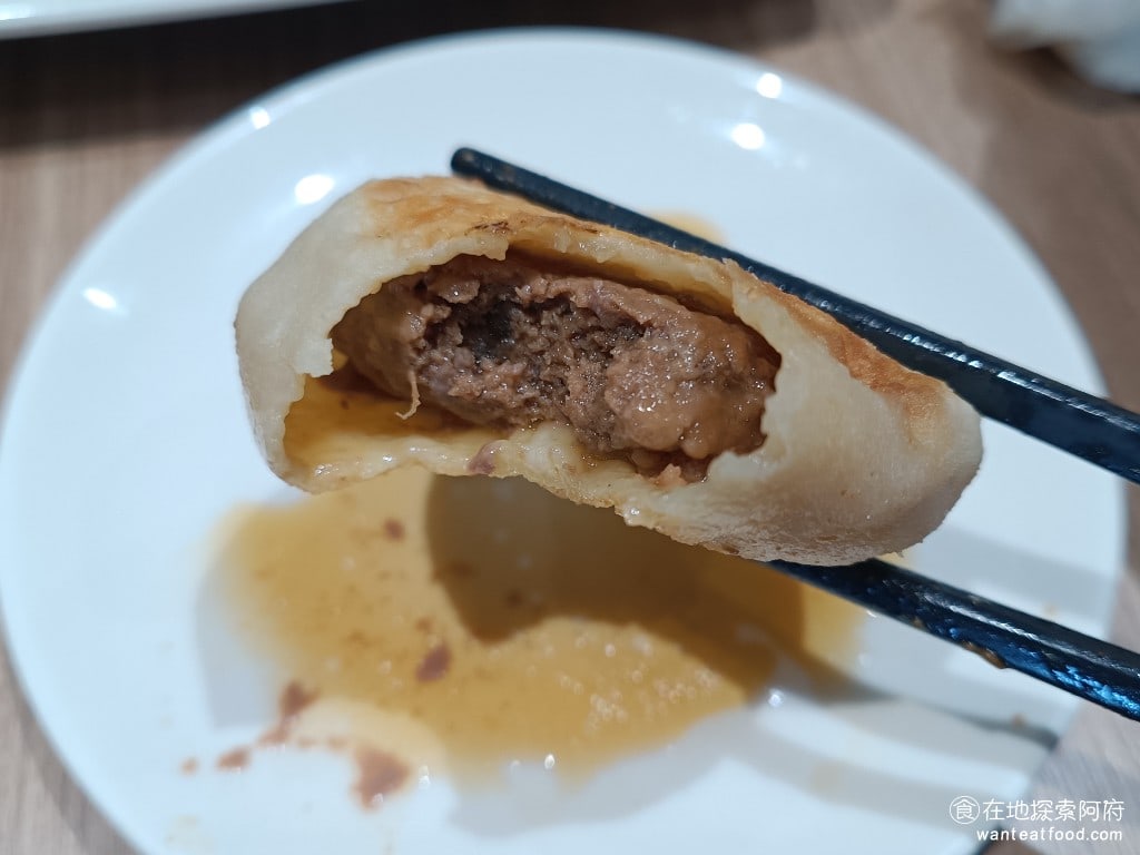 餡老滿內湖店,餡老滿內湖店菜單,餡老滿內湖店價格,內湖區美食,內湖美食,內湖美食,中式料理,水餃,,炸醬麵 吃的時候要非常小心，因為當我咬下去的瞬間，即便我是慢慢咬的，最後肉汁還是瘋狂地噴出來，噴到我滿桌都是。 @在地探索的阿府美食世界
