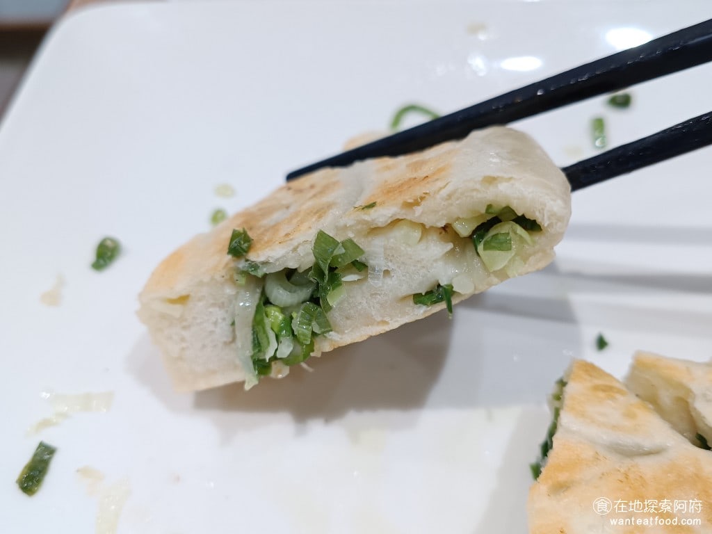 餡老滿內湖店,餡老滿內湖店菜單,餡老滿內湖店價格,內湖區美食,內湖美食,內湖美食,中式料理,水餃,,炸醬麵 老北京蔥油餅個人是不太推薦的，因為它的餅皮有點太厚了，裡面吃起來也比較乾，醬的比例有點太低了，感覺都在吃麵皮。 @在地探索的阿府美食世界