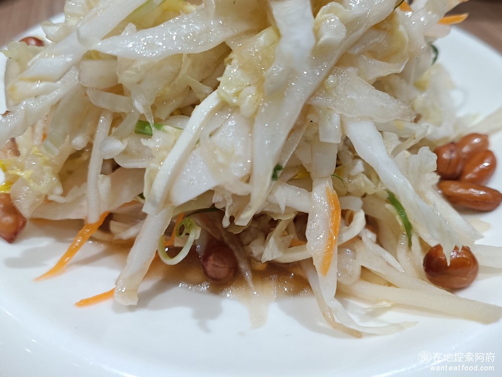 餡老滿內湖店,餡老滿內湖店菜單,餡老滿內湖店價格,內湖區美食,內湖美食,內湖美食,中式料理,水餃,,炸醬麵 旁邊還加了幾顆花生米，整盤拌菜的份量非常多， 130 元的價格， CP 值還可以。 @在地探索的阿府美食世界