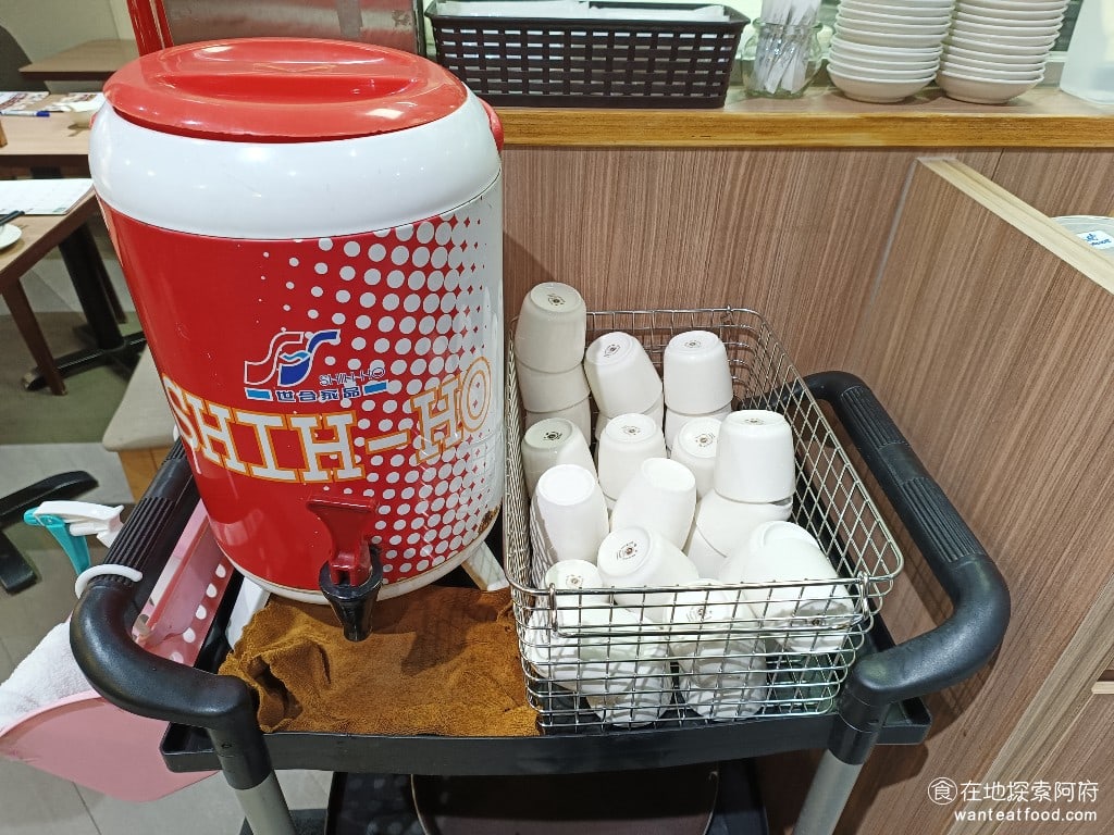 餡老滿內湖店,餡老滿內湖店菜單,餡老滿內湖店價格,內湖區美食,內湖美食,內湖美食,中式料理,水餃,,炸醬麵 店內有提供免費的茶水，可以飲用。 @在地探索的阿府美食世界