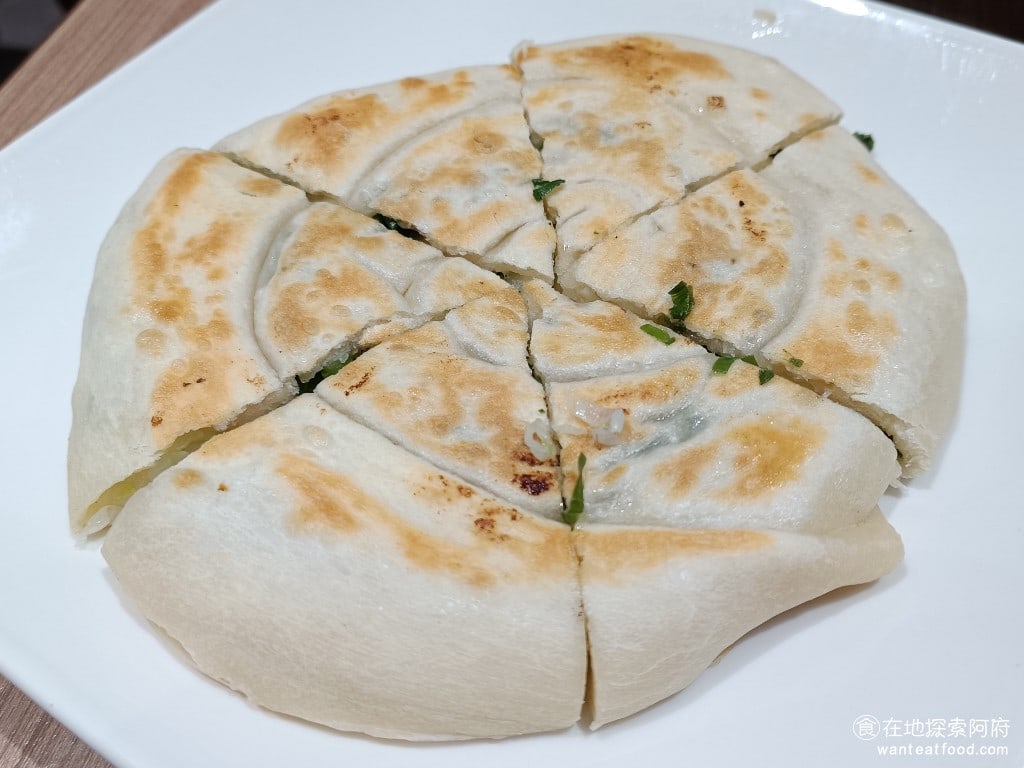 餡老滿內湖店,餡老滿內湖店菜單,餡老滿內湖店價格,內湖區美食,內湖美食,內湖美食,中式料理,水餃,,炸醬麵 老北京蔥油餅 150 元 蔥油餅的份量比我想像中的還大，我發現《餡老滿內湖店》的每一樣餐點， CP 值都還不錯，份量都比想像中的還多，所以吃到後面有一點吃不完。 @在地探索的阿府美食世界
