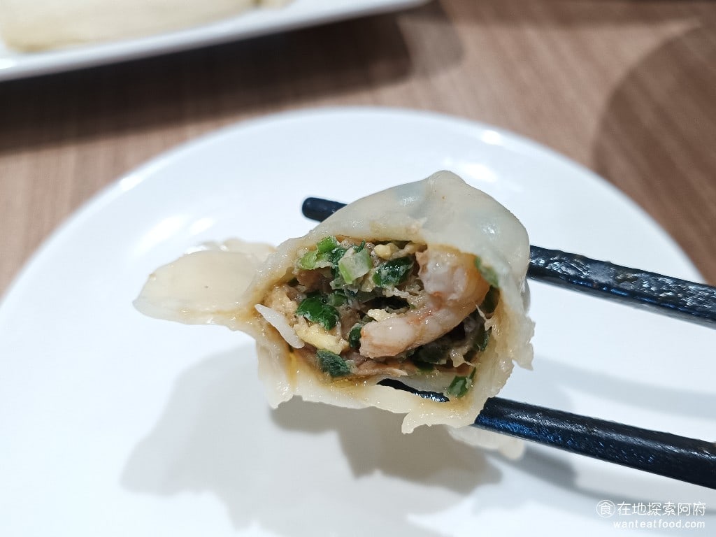 餡老滿內湖店,餡老滿內湖店菜單,餡老滿內湖店價格,內湖區美食,內湖美食,內湖美食,中式料理,水餃,,炸醬麵 招牌的老闆餃子裡面，有一隻完整的蝦仁、豬肉，還有韭菜。沾上店家特製的醬油，吃起來的味道非常棒，餃子吃起來也非常的新鮮。 @在地探索的阿府美食世界