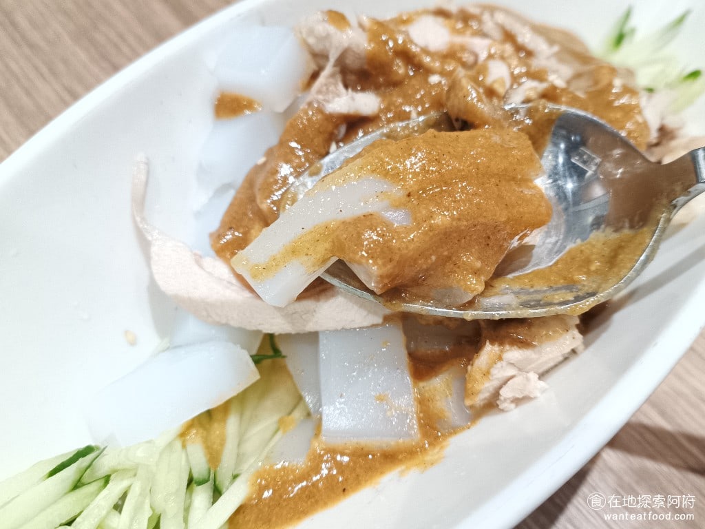 餡老滿內湖店,餡老滿內湖店菜單,餡老滿內湖店價格,內湖區美食,內湖美食,內湖美食,中式料理,水餃,,炸醬麵 涼粉吃起來口感非常軟，輕輕一咬就碎，吃起來不會很冰，搭配小黃瓜吃，非常清爽。 @在地探索的阿府美食世界