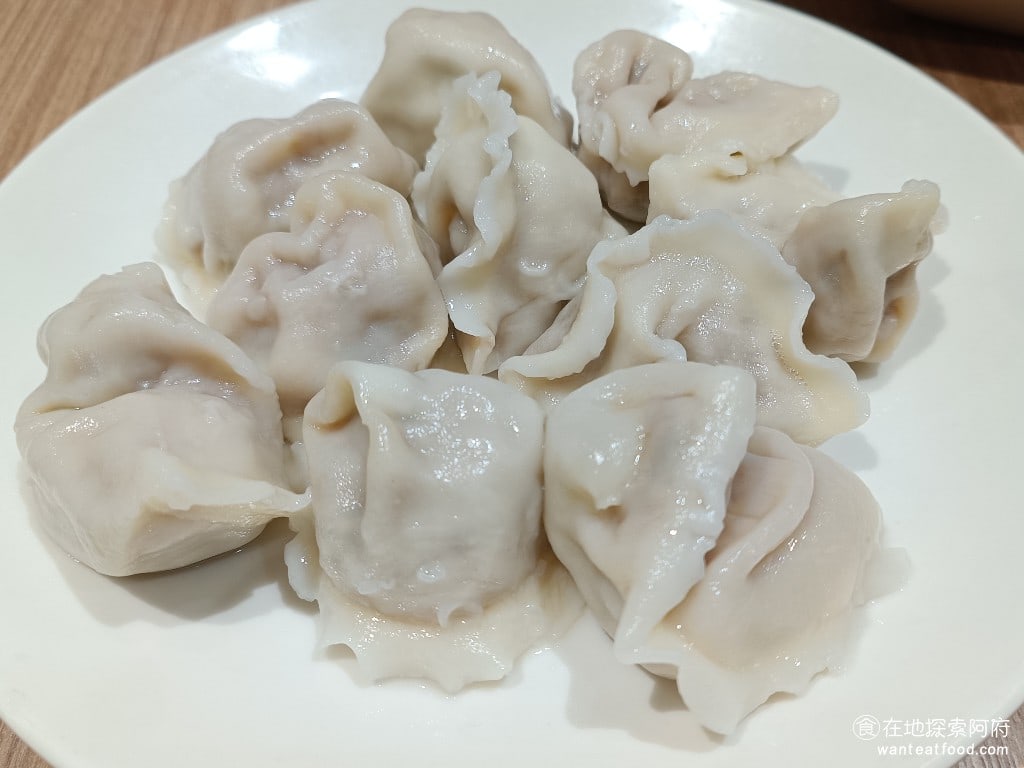 餡老滿內湖店,餡老滿內湖店菜單,餡老滿內湖店價格,內湖區美食,內湖美食,內湖美食,中式料理,水餃,,炸醬麵 松花皮蛋豬肉餃子10顆 150 元 《餡老滿內湖店》的餃子一顆是 15 元，價格比外面還要高，但吃起來都是真材實料，而且體積也比較大顆。 @在地探索的阿府美食世界