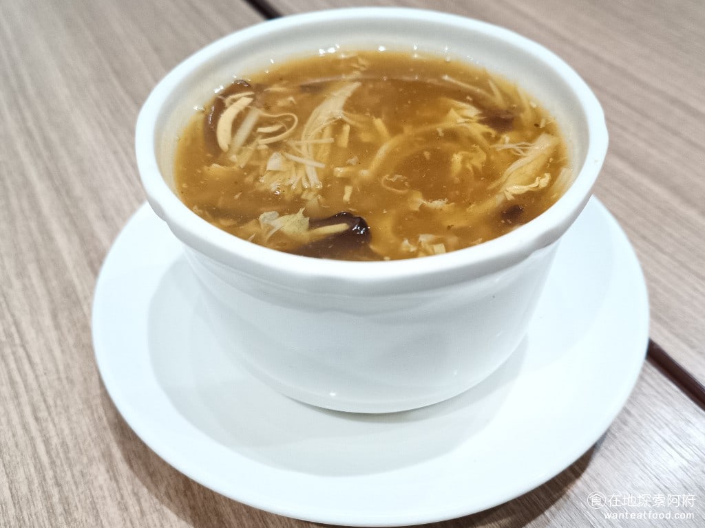 餡老滿內湖店,餡老滿內湖店菜單,餡老滿內湖店價格,內湖區美食,內湖美食,內湖美食,中式料理,水餃,,炸醬麵 酸辣湯 80 元 酸辣湯喝起來不難喝，酸味比較重，但裡面的配料層次感沒有出來，味道都混雜在一起，不算是我心中非常好喝的酸辣湯。 @在地探索的阿府美食世界