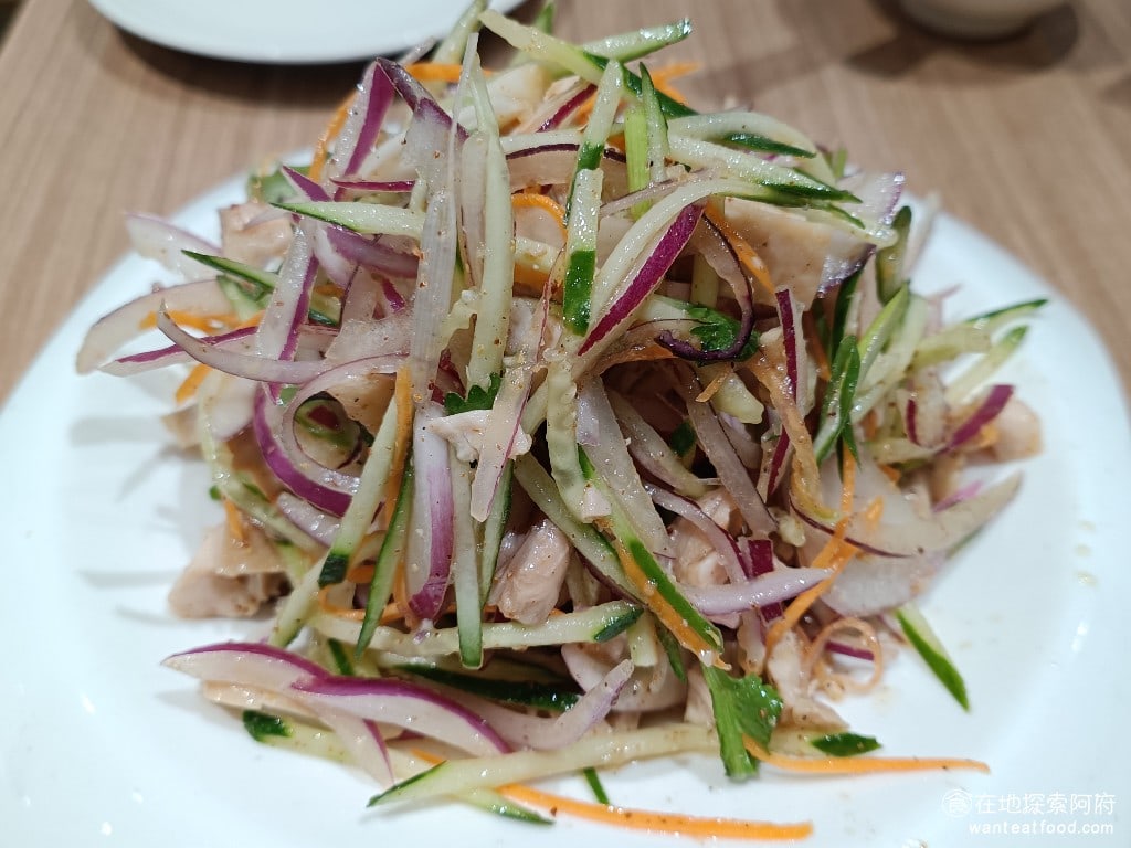 餡老滿內湖店,餡老滿內湖店菜單,餡老滿內湖店價格,內湖區美食,內湖美食,內湖美食,中式料理,水餃,,炸醬麵 北京手撕雞 270 元 這一份餐點的價格是 270 元，我覺得有點太貴了，個人完全不推薦，不如點一份 130 元的涼拌菜就好了。 @在地探索的阿府美食世界