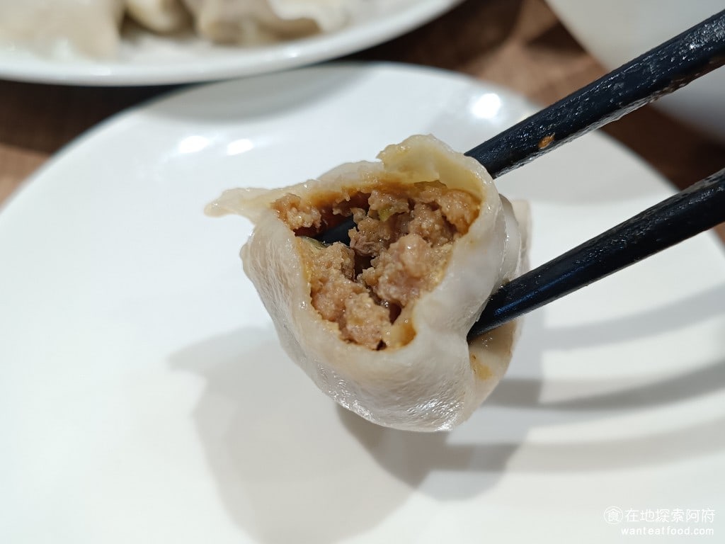 餡老滿內湖店,餡老滿內湖店菜單,餡老滿內湖店價格,內湖區美食,內湖美食,內湖美食,中式料理,水餃,,炸醬麵 在眾多的餃子口味中，我最喜歡松花皮蛋水餃的口味，裡面的皮蛋比例非常高，可以吃得到滿滿的皮蛋香味。 @在地探索的阿府美食世界