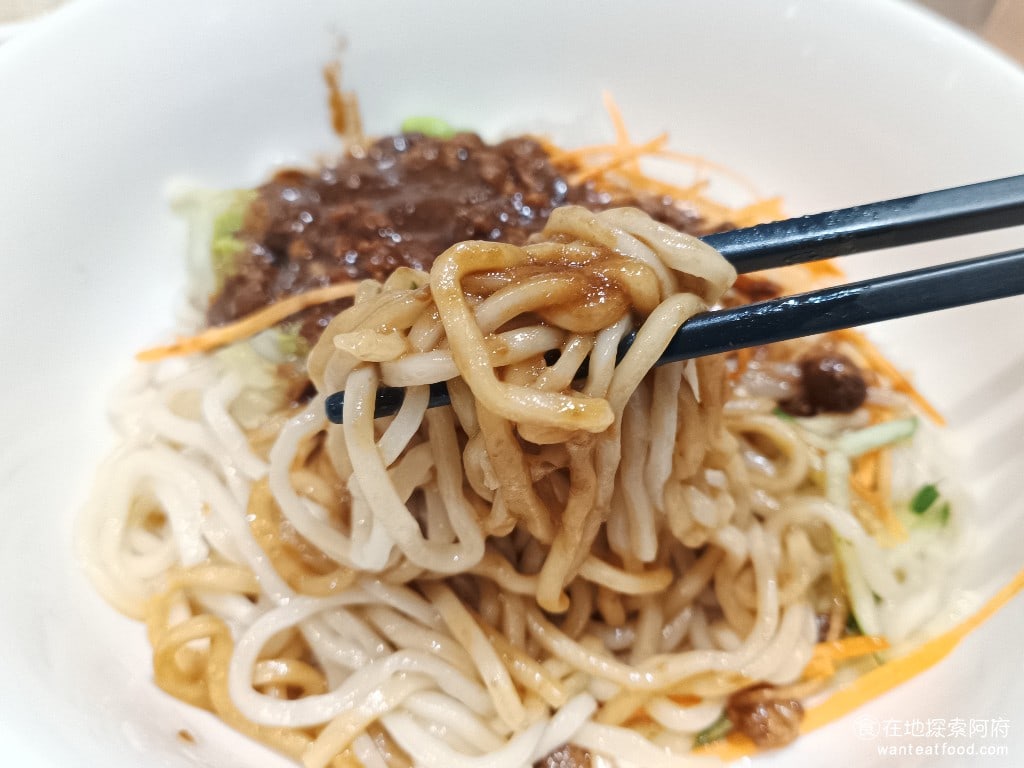 餡老滿內湖店,餡老滿內湖店菜單,餡老滿內湖店價格,內湖區美食,內湖美食,內湖美食,中式料理,水餃,,炸醬麵 炸醬麵的麵體吃起來非常有嚼勁，不只是在炸醬的部分用心，麵條的部分也能感受到吃起來不一樣。 @在地探索的阿府美食世界