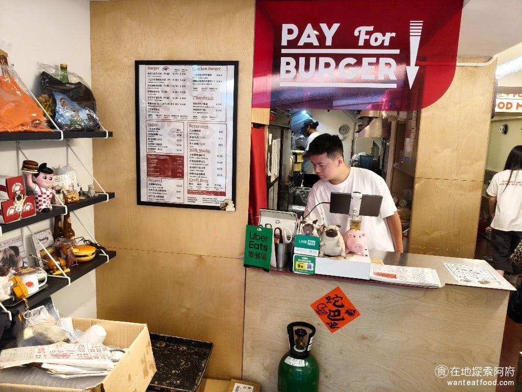Three,Pugs,三巴漢堡,by,巴巴餐車,Three,Pugs,三巴漢堡,by,巴巴餐車菜單,Three,Pugs,三巴漢堡,by,巴巴餐車價格,大安區美食,大安美食,忠孝復興美食,美式料理,漢堡,炸雞,炸雞 《Three Pugs 三巴漢堡》，在東區也是小有名氣，網路上很多人評論，是東區最好吃的漢堡。許多人評論說，他們家的漢堡肉排，肉質非常軟嫩，而且非常有肉汁，吃起來非常的 Juicy，入口即化，非常的厲害。 @在地探索的阿府美食世界