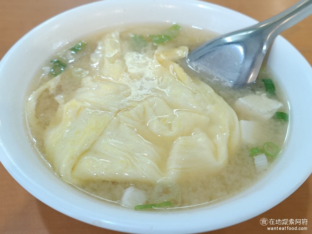 偉富麵館,偉富麵館菜單,偉富麵館價格,中山區美食,中山美食,松江南京美食,台灣小吃,涼麵,炸醬麵 味噌蛋花湯 45 元 《偉富麵館》的湯價格都比較高一點，像是味噌加蛋花就要 45 元。 @在地探索的阿府台北美食