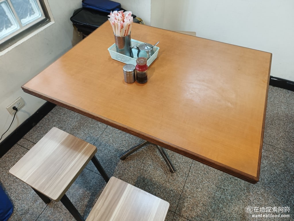 偉富麵館,偉富麵館菜單,偉富麵館價格,中山區美食,中山美食,松江南京美食,台灣小吃,涼麵,炸醬麵 我選了最裡面的四人座位，因為店內幾乎沒有人，所以一個人坐四人桌的座位，就比較不會不好意思。 @在地探索的阿府台北美食