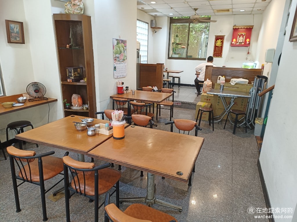 偉富麵館,偉富麵館菜單,偉富麵館價格,中山區美食,中山美食,松江南京美食,台灣小吃,涼麵,炸醬麵 中午用餐時間，四平街商圈中所有的店家全部都客滿，幾乎是一位難求。但《偉富麵館》內卻幾乎沒有人，走進店內後，座位任意挑選，而且他的冷氣開得非常強，十分涼爽。 @在地探索的阿府台北美食