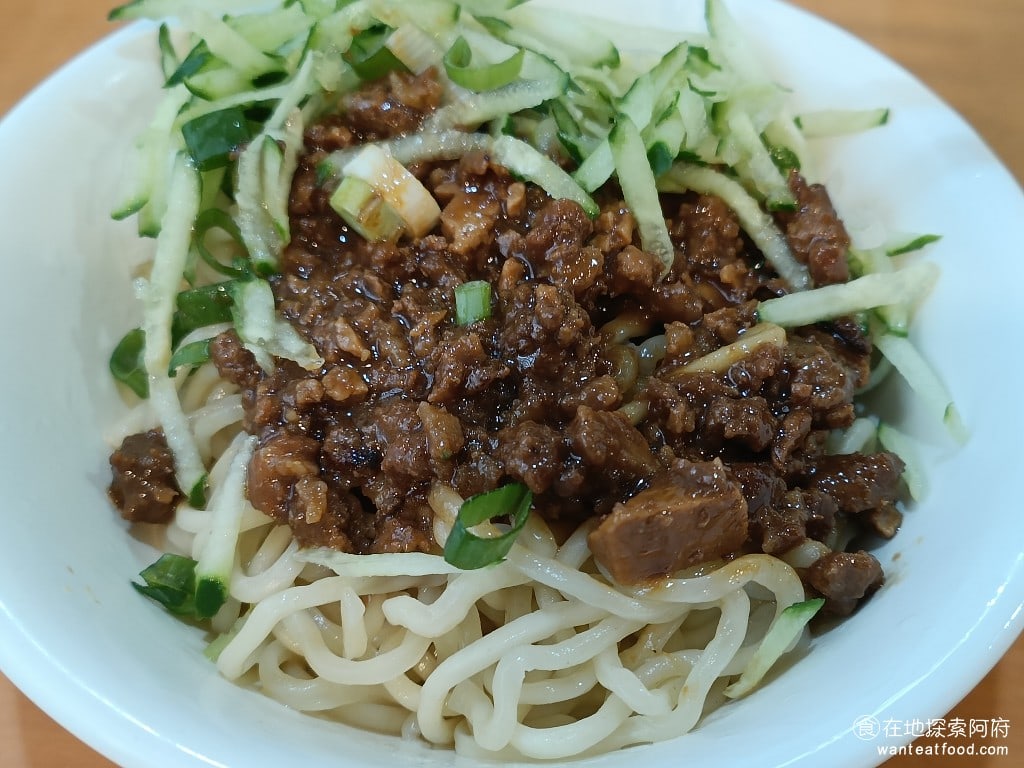 偉富麵館,偉富麵館菜單,偉富麵館價格,中山區美食,中山美食,松江南京美食,台灣小吃,涼麵,炸醬麵 他的炸醬顏色很深，炸醬裡面有瘦肉和豆干，吃了一口炸醬，發現味道確實不錯，鹹度非常夠。他的炸醬用來拌涼麵應該也很不錯，就不會像剛才的說的涼麵一樣，覺得沒有味道。 @在地探索的阿府台北美食