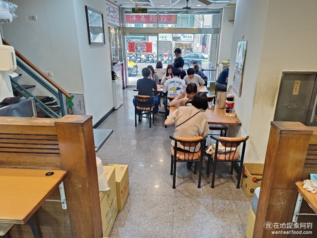 偉富麵館,偉富麵館菜單,偉富麵館價格,中山區美食,中山美食,松江南京美食,台灣小吃,涼麵,炸醬麵 店內的座位不多，用餐環境還算乾淨，以小吃店來說，這樣的環境算是很不錯的了。 @在地探索的阿府台北美食