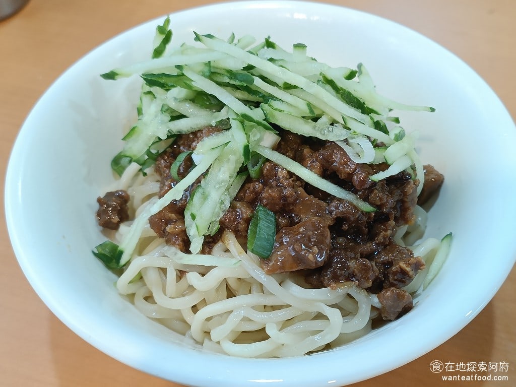 偉富麵館,偉富麵館菜單,偉富麵館價格,中山區美食,中山美食,松江南京美食,台灣小吃,涼麵,炸醬麵 炸醬麵小的 70 元 我還點了一碗炸醬麵，因為聽到有人說他們家的炸醬非常好吃，確實，從炸醬的色澤來看，味道應該會很不錯。 @在地探索的阿府台北美食