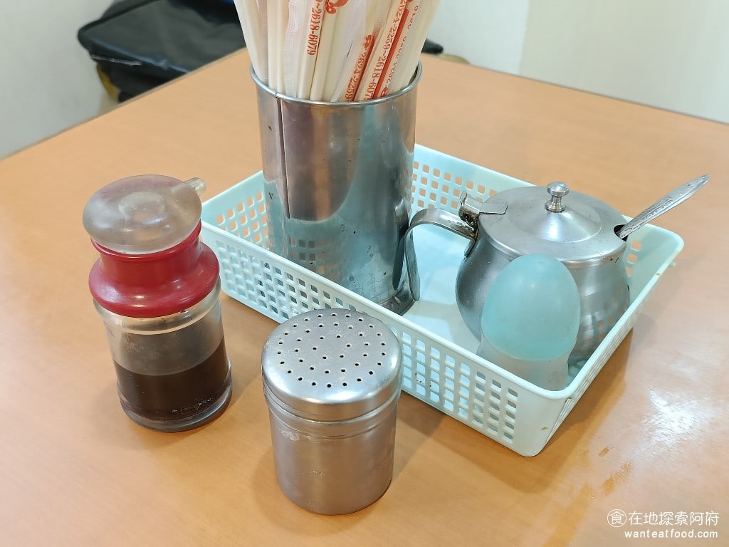 偉富麵館,偉富麵館菜單,偉富麵館價格,中山區美食,中山美食,松江南京美食,台灣小吃,涼麵,炸醬麵 桌上有一些調味料可以自己加，包括醋、辣椒和白胡椒。 @在地探索的阿府台北美食