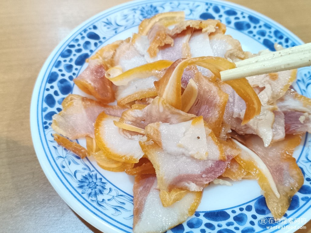 偉富麵館,偉富麵館菜單,偉富麵館價格,中山區美食,中山美食,松江南京美食,台灣小吃,涼麵,炸醬麵 豬耳朵上面灑了一些大蒜，吃起來蒜味十足，整體來說並不差，只不過豬皮的部分咬起來有一點硬，感覺是煮得不夠久。 @在地探索的阿府台北美食
