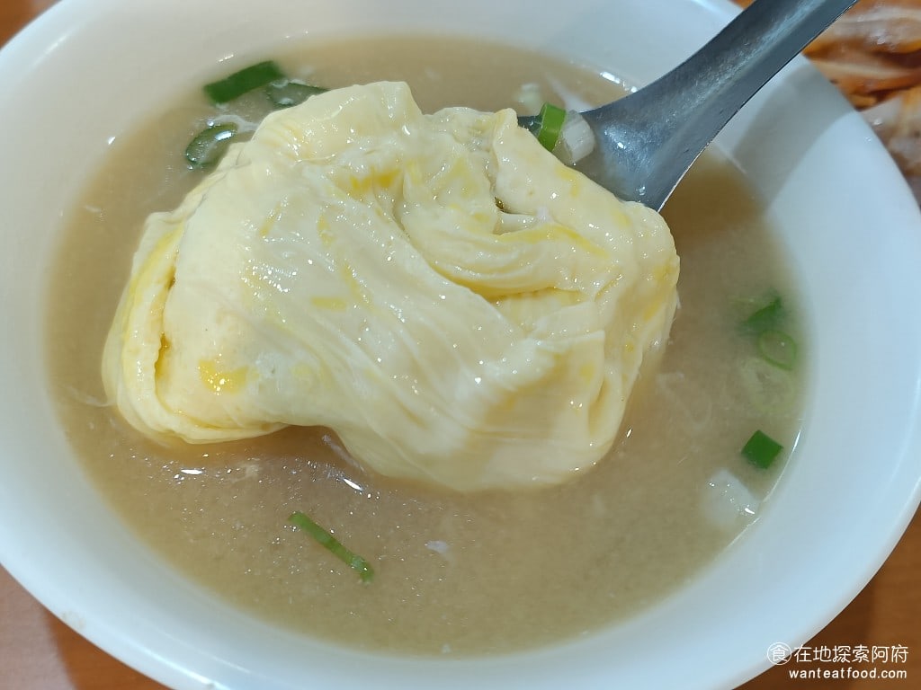 偉富麵館,偉富麵館菜單,偉富麵館價格,中山區美食,中山美食,松江南京美食,台灣小吃,涼麵,炸醬麵 味噌蛋花湯裡面的蛋花是一體成型的，並沒有打散，所以喝起來有滑蛋的口感，非常舒服，湯的部分還可以。 @在地探索的阿府台北美食