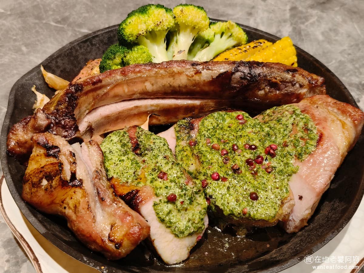 驢子餐廳 L'IDIOT GRILL&PASTA 春大直店 春大直店菜單 春大直店推薦 中山區美食 煎烤戰斧豬排26盎司、佐香料綠奶油風味 豬排先舒肥,再用 JOSPER 烤箱烤到外皮酥脆,淋上香料綠奶油跟紅胡椒粒,上桌後香氣十足,而且份量真的大,4人吃都還嫌多。 @在地老饕阿府
