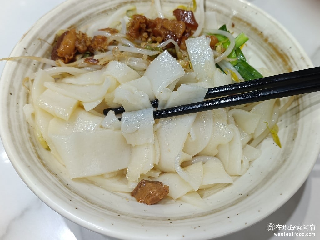 饗恩台南虱目魚 內湖美食 港墘美食 台灣小吃 只不過吃到好奇當醬汁被板條吸乾了之後後面的板條就漸漸沒有味道了 所以整體來說最晚乾板條的味道我覺得是偏淡的