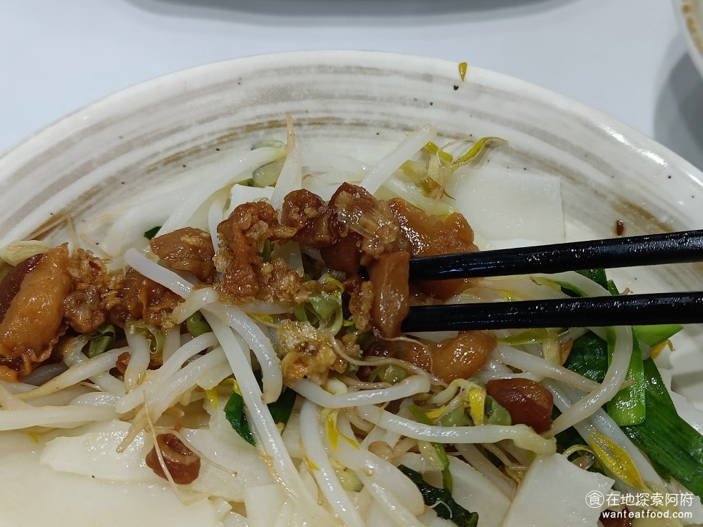 饗恩台南虱目魚 內湖美食 港墘美食 台灣小吃 這間店的生意會好我覺得他的肉燥加分了不少因為他的主食像是乾麵和肉燥飯都會使用到這個肉燥由於肉燥滷的很徹底所以肥肉吃起來不會覺得很油膩而且還帶有一股焦香味