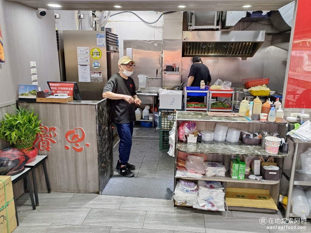 饗恩台南虱目魚 內湖美食 港墘美食 台灣小吃 由於廚房並不大廚師也就只有兩個人所以當客滿的時候上餐的速度是會覺得有一點慢