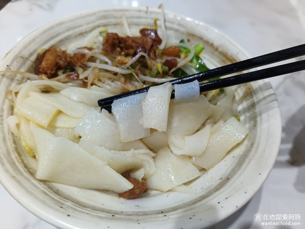 饗恩台南虱目魚 內湖美食 港墘美食 台灣小吃 板條的底部並沒有什麼醬汁我一開始覺得那這樣吃起來應該味道會很淡但後來發現雖然這樣子沒有什麼醬色但鹹度是足夠的 板條吃起來口感非常q彈上面的肉燥也非常香整體感覺是還不錯