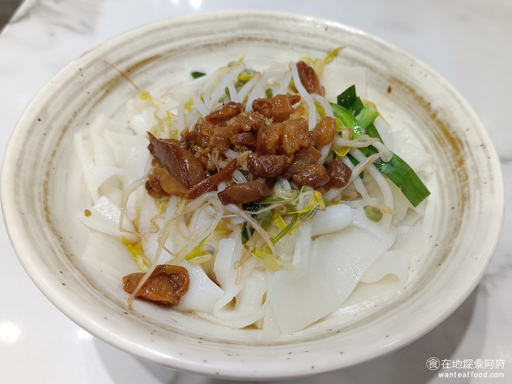 饗恩台南虱目魚 內湖美食 港墘美食 台灣小吃 乾板條 這一碗乾板條價格是55元一開始還覺得價格有點高但後來發現他給的份量還蠻多的 這個碗的面積其實偏大 吃了一口後發現他的肉燥滷的還蠻香的 讓我下次想要點看看他的肉燥飯來吃