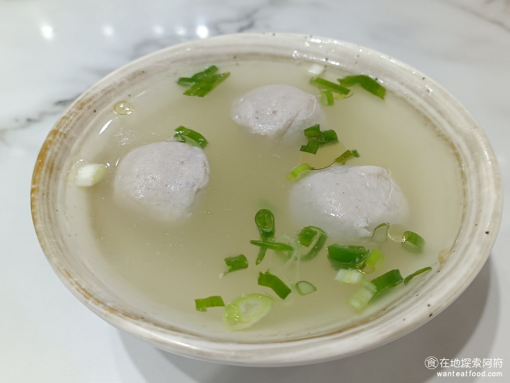 饗恩台南虱目魚 內湖美食 港墘美食 台灣小吃 蝨目魚丸湯 這碗蝨目魚丸湯個人覺得是不太行他的湯頭味道非常淡一般的食物已完他至少都喝得到紅蔥和蒜頭的味道但這碗湯的湯頭喝起來和水一樣清淡