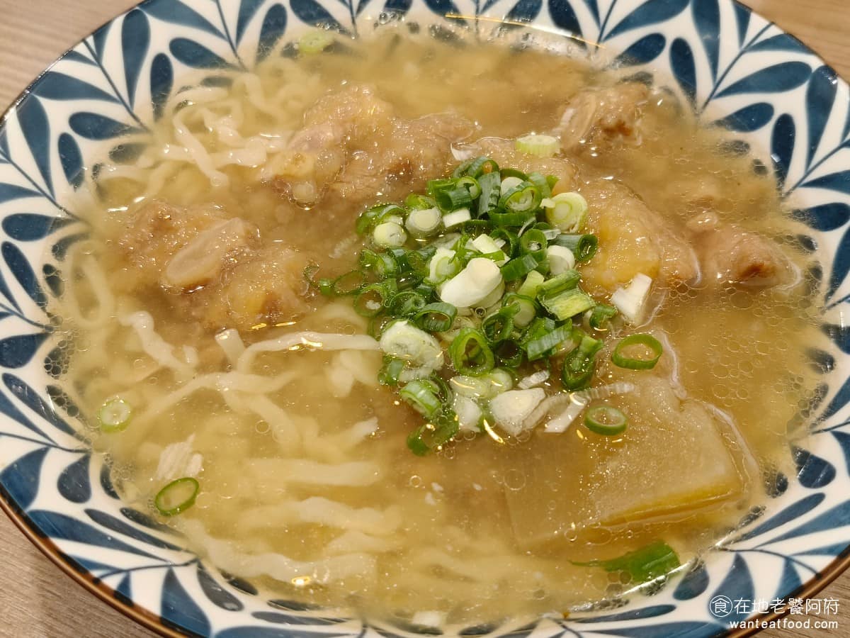 美麗排骨麵 美麗排骨麵菜單 美麗排骨麵推薦 信義區美食 信義美食 永春美食 排骨麵 台灣小吃 美麗排骨麵 這是店內招牌,排骨的做法是先炸再蒸,每塊肉都燉得超級軟,骨肉輕鬆分離,外層的炸粉因為被蒸過,丟進湯裡後,口感變得軟嫩。 @在地老饕阿府