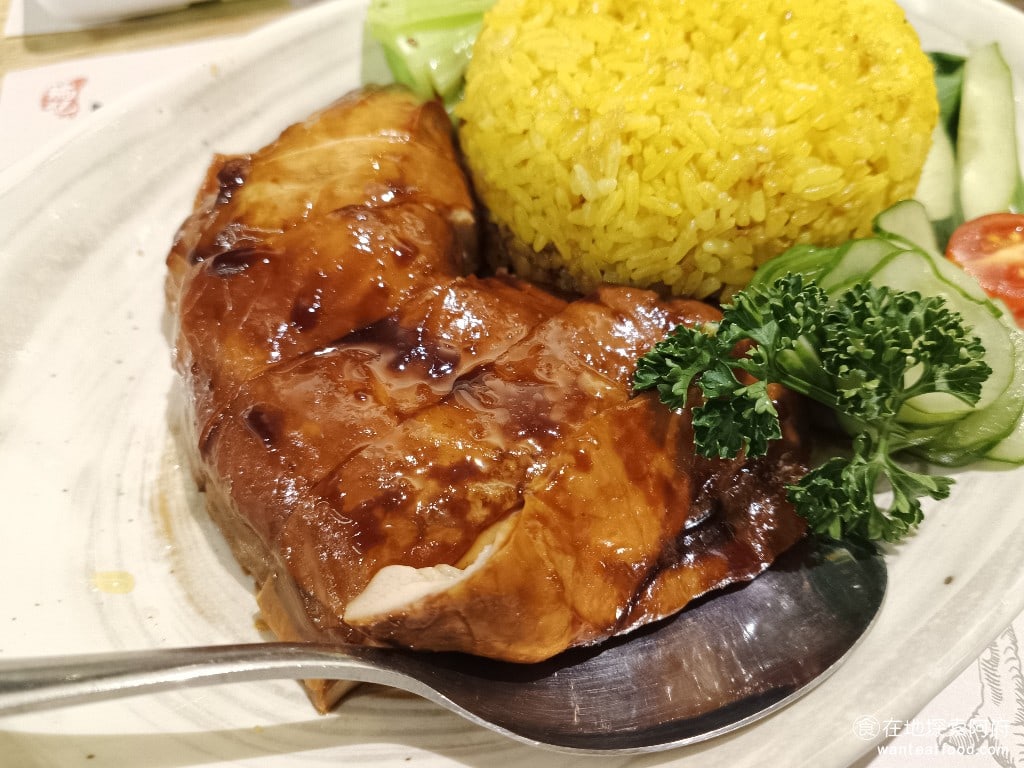 瑞記海南雞飯,內湖店,瑞記海南雞飯,內湖店菜單,瑞記海南雞飯,內湖店價格,內湖區美食,內湖美食,中式料理,海南雞 我點的是薑黃飯，因為《瑞記海南雞飯-內湖店》的薑黃飯裡面吃得到薑的顆粒，味道不會特別重，均勻地融合在每粒米飯中，吃起來非常舒服。 @在地探索的阿府美食世界