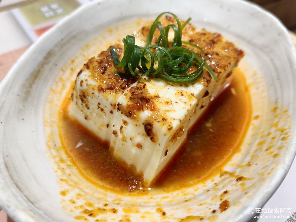 瑞記海南雞飯,內湖店,瑞記海南雞飯,內湖店菜單,瑞記海南雞飯,內湖店價格,內湖區美食,內湖美食,中式料理,海南雞 辣油帶有花椒的味道，吃起來有一點麻，和一般的冷豆腐味道不一樣，個人並沒有很喜歡這種搭配。 @在地探索的阿府美食世界
