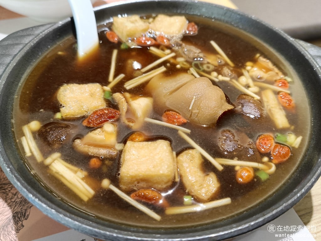 瑞記海南雞飯,內湖店,瑞記海南雞飯,內湖店菜單,瑞記海南雞飯,內湖店價格,內湖區美食,內湖美食,中式料理,海南雞 肉骨茶 肉骨茶我們是單點的，《瑞記海南雞飯-內湖店》的肉骨茶味道沒有那麼重口味，每一個人都能喝，不會像新加坡式的胡椒味那麼重。 @在地探索的阿府美食世界