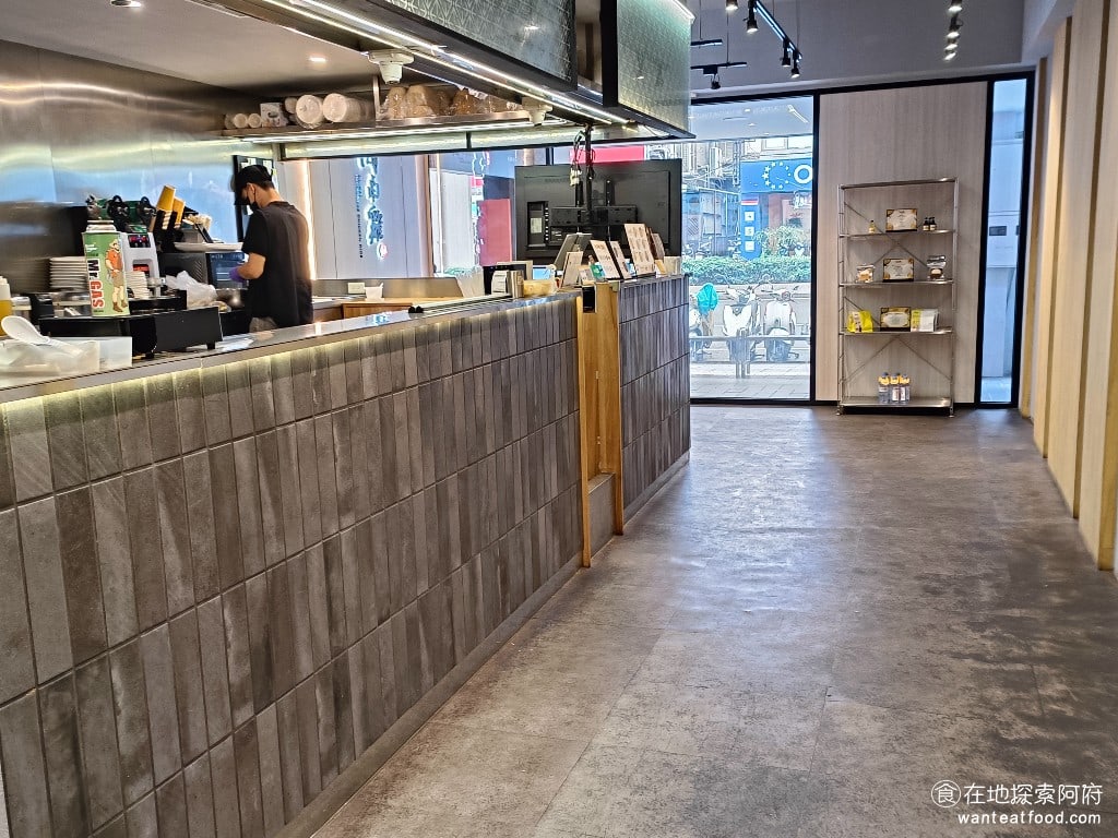 瑞記海南雞飯,內湖店,瑞記海南雞飯,內湖店菜單,瑞記海南雞飯,內湖店價格,內湖區美食,內湖美食,中式料理,海南雞 廚房是開放式的，可以直接看到海南雞飯料理的過程，大理石的紋路裝潢，讓整間店看起來非常高級。 @在地探索的阿府美食世界