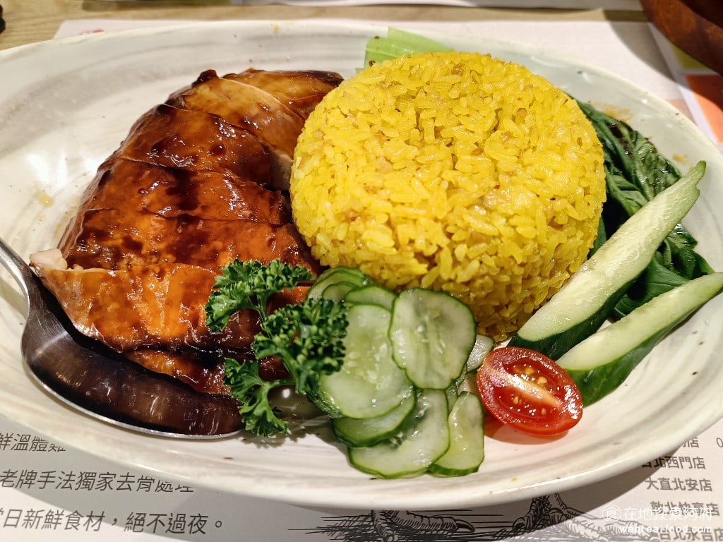 瑞記海南雞飯,內湖店,瑞記海南雞飯,內湖店菜單,瑞記海南雞飯,內湖店價格,內湖區美食,內湖美食,中式料理,海南雞 黑醬油雞腿飯 《瑞記海南雞飯-內湖店》的白飯可以二選一，選清雞油飯或是香蘭薑黃飯。雞油飯的味道帶有淡淡的雞油香味，使用的是泰國米，所以吃起來每一顆粒粒分明。 @在地探索的阿府美食世界