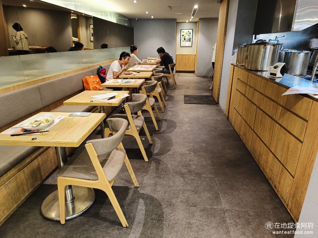 瑞記海南雞飯,內湖店,瑞記海南雞飯,內湖店菜單,瑞記海南雞飯,內湖店價格,內湖區美食,內湖美食,中式料理,海南雞 座位區非常寬敞，有一半是沙發椅，這樣的裝潢遠遠超過一般的海南雞飯店。店內的冷氣也非常涼爽，空氣很好，完全聞不到任何的油煙味。 @在地探索的阿府美食世界