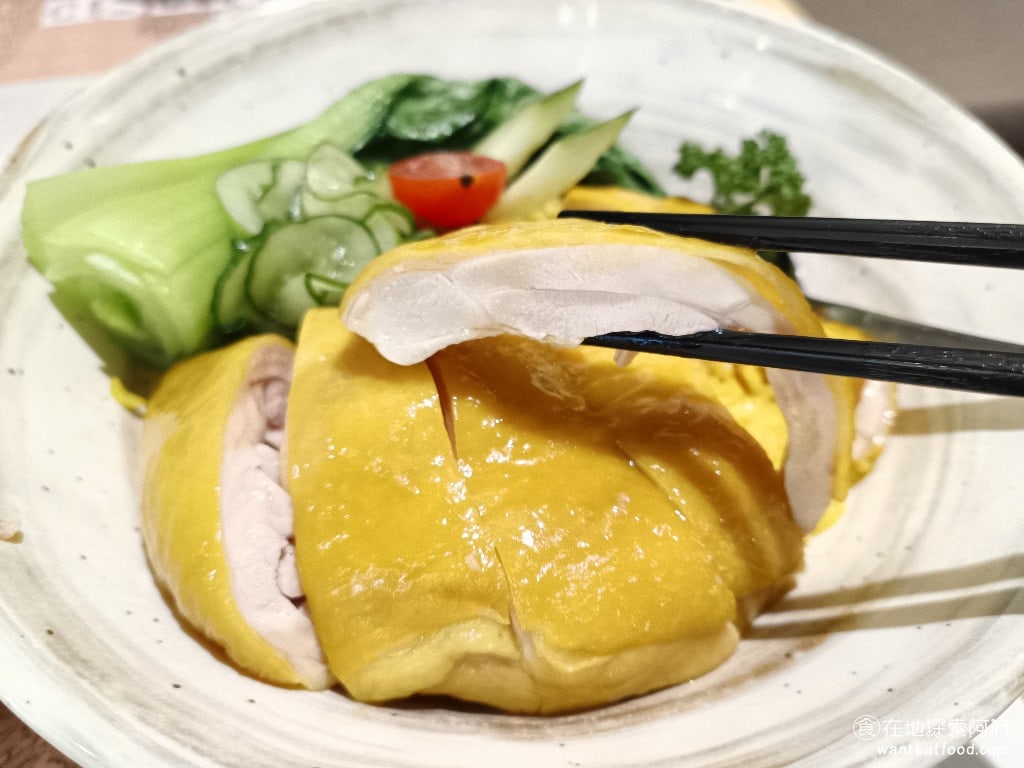 瑞記海南雞飯,內湖店,瑞記海南雞飯,內湖店菜單,瑞記海南雞飯,內湖店價格,內湖區美食,內湖美食,中式料理,海南雞 雞腿肉吃起來非常的軟嫩，搭配的蔥薑醬，吃起來味道非常有層次感，《瑞記海南雞飯-內湖店》的海南雞，吃起來是乾淨又舒服，雖然價格高了點，但還是覺得很值得。 @在地探索的阿府美食世界