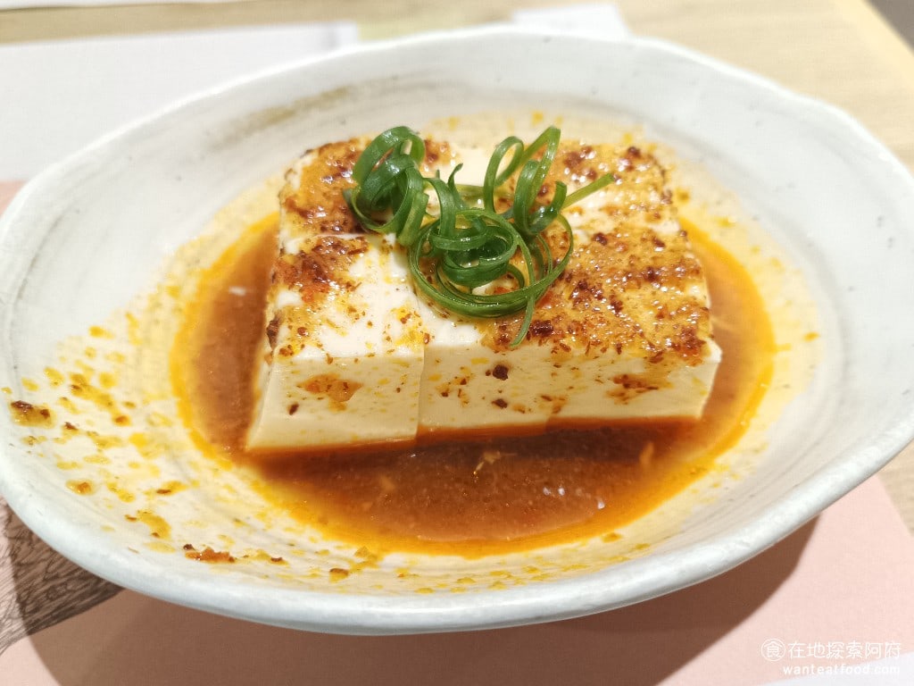 瑞記海南雞飯,內湖店,瑞記海南雞飯,內湖店菜單,瑞記海南雞飯,內湖店價格,內湖區美食,內湖美食,中式料理,海南雞 娘惹冷豆腐 冷豆腐上面，加了帶有辣味的醬油，整盤豆腐吃起來，不會很辣。 @在地探索的阿府美食世界