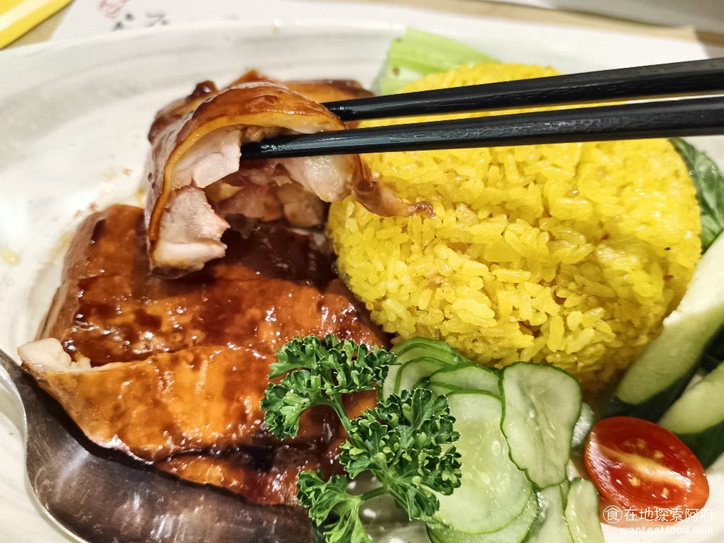 瑞記海南雞飯,內湖店,瑞記海南雞飯,內湖店菜單,瑞記海南雞飯,內湖店價格,內湖區美食,內湖美食,中式料理,海南雞 黑油雞飯使用的雞腿肉，口感和海南雞腿飯一樣，都非常的軟嫩，而黑油雞飯吃起來有醬油的香味，口味比較鹹，有點像港式油雞，所以這一盤飯就沒有附上三種沾醬了。 @在地探索的阿府美食世界