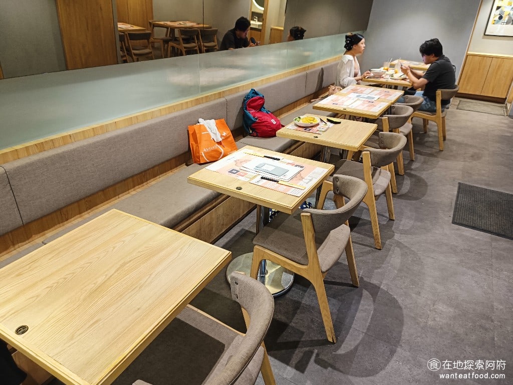 瑞記海南雞飯,內湖店,瑞記海南雞飯,內湖店菜單,瑞記海南雞飯,內湖店價格,內湖區美食,內湖美食,中式料理,海南雞 畢竟《瑞記海南雞飯-內湖店》的海南雞飯價格是比較偏高的，所以品牌走的是精緻化的路線。 @在地探索的阿府美食世界