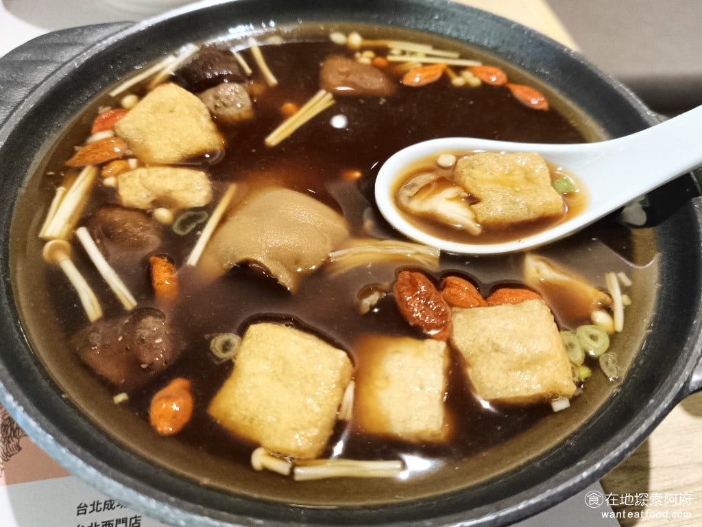瑞記海南雞飯,內湖店,瑞記海南雞飯,內湖店菜單,瑞記海南雞飯,內湖店價格,內湖區美食,內湖美食,中式料理,海南雞 肉骨茶裡面還加了不少的香菇和枸杞，喝起來有淡淡的中藥味和香菇味，喝起來非常的溫暖、滋補，若湯喝完了，肉骨茶的湯是可以續加的。 @在地探索的阿府美食世界