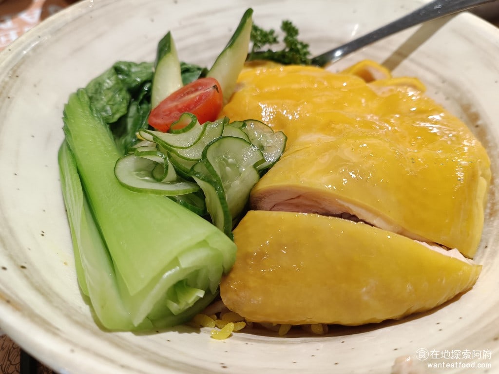 瑞記海南雞飯,內湖店,瑞記海南雞飯,內湖店菜單,瑞記海南雞飯,內湖店價格,內湖區美食,內湖美食,中式料理,海南雞 我很喜歡這裡的的海南雞，因為料理完，會感覺處理得都非常乾淨，沒有骨頭、也沒有血水，煮得也比較熟，雞肉也不會很硬，沒什麼腥味，搭配小黃瓜吃更舒爽。 @在地探索的阿府美食世界