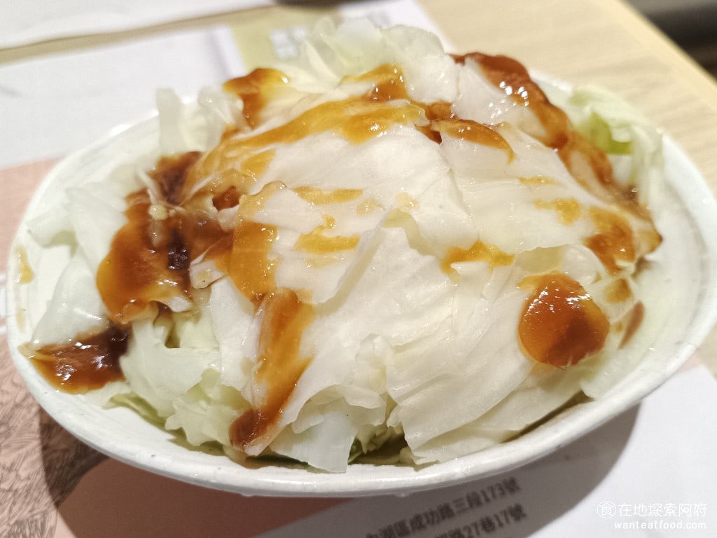 瑞記海南雞飯,內湖店,瑞記海南雞飯,內湖店菜單,瑞記海南雞飯,內湖店價格,內湖區美食,內湖美食,中式料理,海南雞 高麗菜 高麗菜燙得恰到好處，讓每一口吃起來非常的脆感，淋上醬油膏吃起來非常的舒服。 @在地探索的阿府美食世界