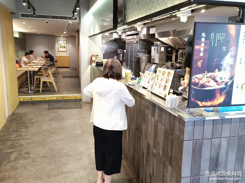 瑞記海南雞飯,內湖店,瑞記海南雞飯,內湖店菜單,瑞記海南雞飯,內湖店價格,內湖區美食,內湖美食,中式料理,海南雞 店內環境重新裝潢過，進入店門後，就看到以白色為主的裝潢，搭配淺色的木質櫥櫃，空間光線非常明亮，讓人感受到簡約且舒適。 @在地探索的阿府美食世界