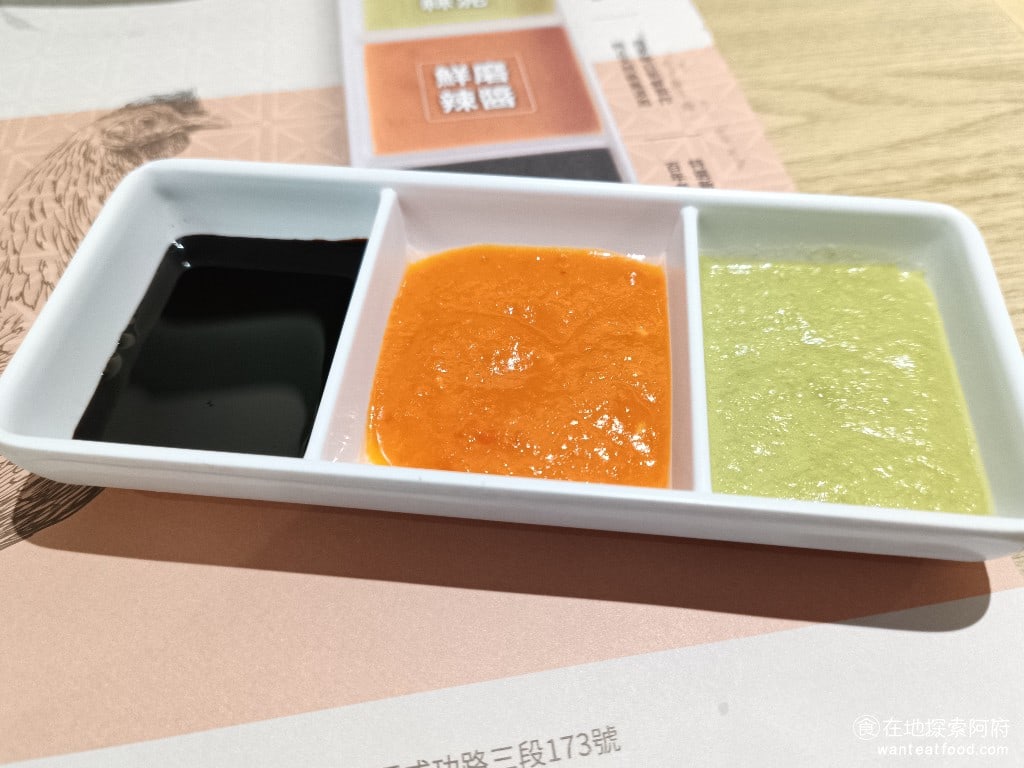 瑞記海南雞飯,內湖店,瑞記海南雞飯,內湖店菜單,瑞記海南雞飯,內湖店價格,內湖區美食,內湖美食,中式料理,海南雞 海南雞飯會附上三種沾醬，最左邊的是甜醬油，中間的是辣椒醬，右邊的是蔥薑醬。醬油吃起來微甜，比較不特別，辣椒醬吃起來非常酸辣開胃，蔥薑醬是我覺得最好吃的，帶有蔥的新香味，醬不夠都可以再續。 @在地探索的阿府美食世界