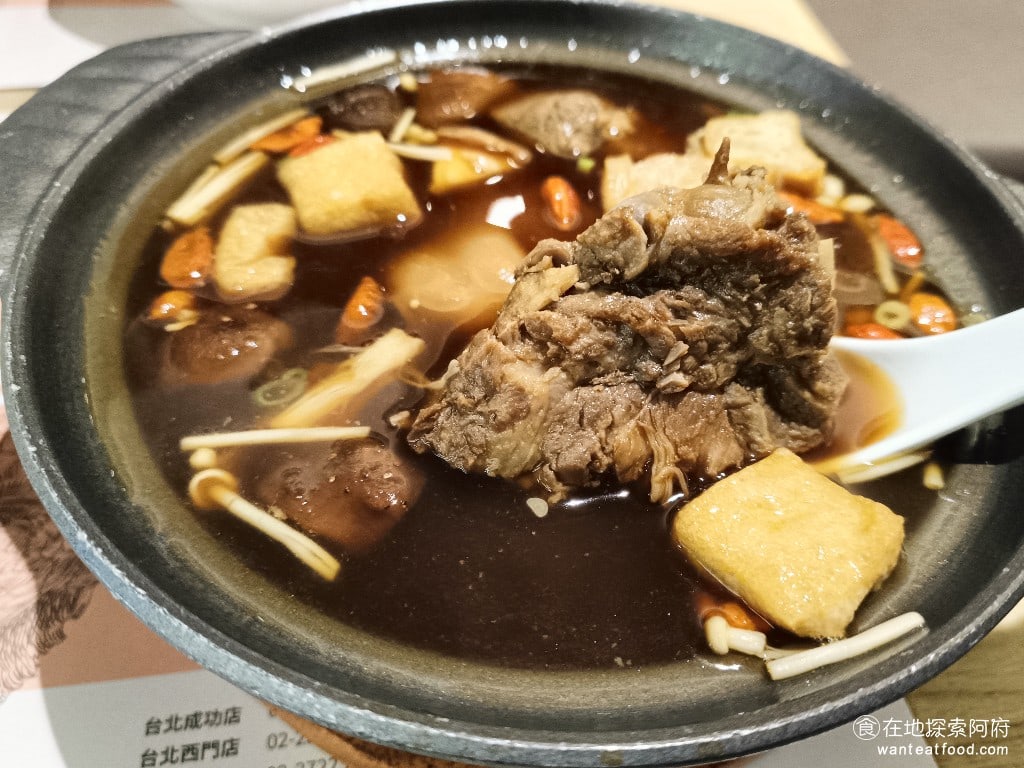 瑞記海南雞飯,內湖店,瑞記海南雞飯,內湖店菜單,瑞記海南雞飯,內湖店價格,內湖區美食,內湖美食,中式料理,海南雞 裡面的排骨也給得很大塊，排骨的肉都是可以吃的，並不會煮得特別硬。 @在地探索的阿府美食世界