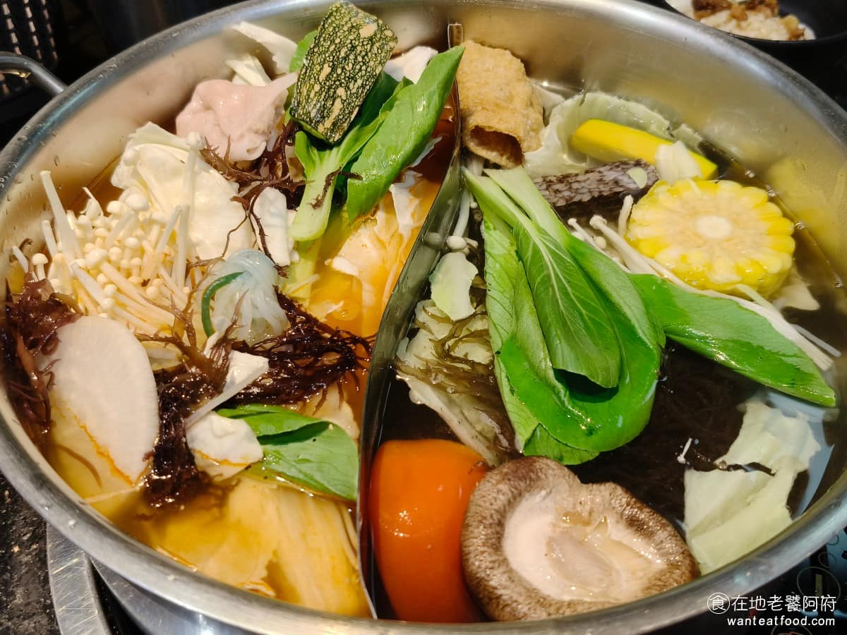 小蒙牛涮精緻鍋物三創店 小蒙牛涮精緻鍋物三創店菜單 小蒙牛涮精緻鍋物三創店推薦 中正區美食 雖然沒有火鍋料和蔬菜的自助吧,但基本的菜盤和裡面的火鍋料,就已經很夠吃了。 @在地老饕阿府