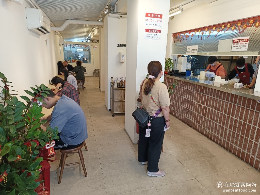 秦小姐豆漿 信義店 信義區美食 市政府美食 台灣小吃 中午時段店內做滿人店內的空間是狹長型的面積比延吉店還要大