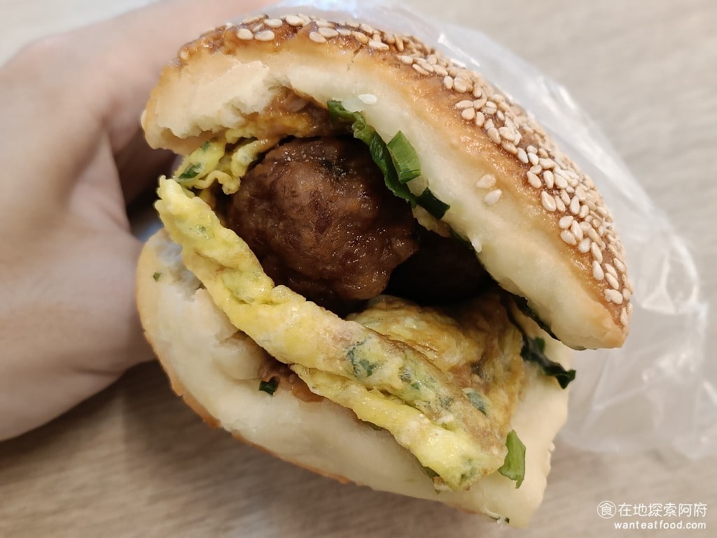 秦小姐豆漿 信義店 信義區美食 市政府美食 台灣小吃 獅子頭蛋蔥花餅 備份的價格是70元 全部的餐點之中我最愛的就是這一樣