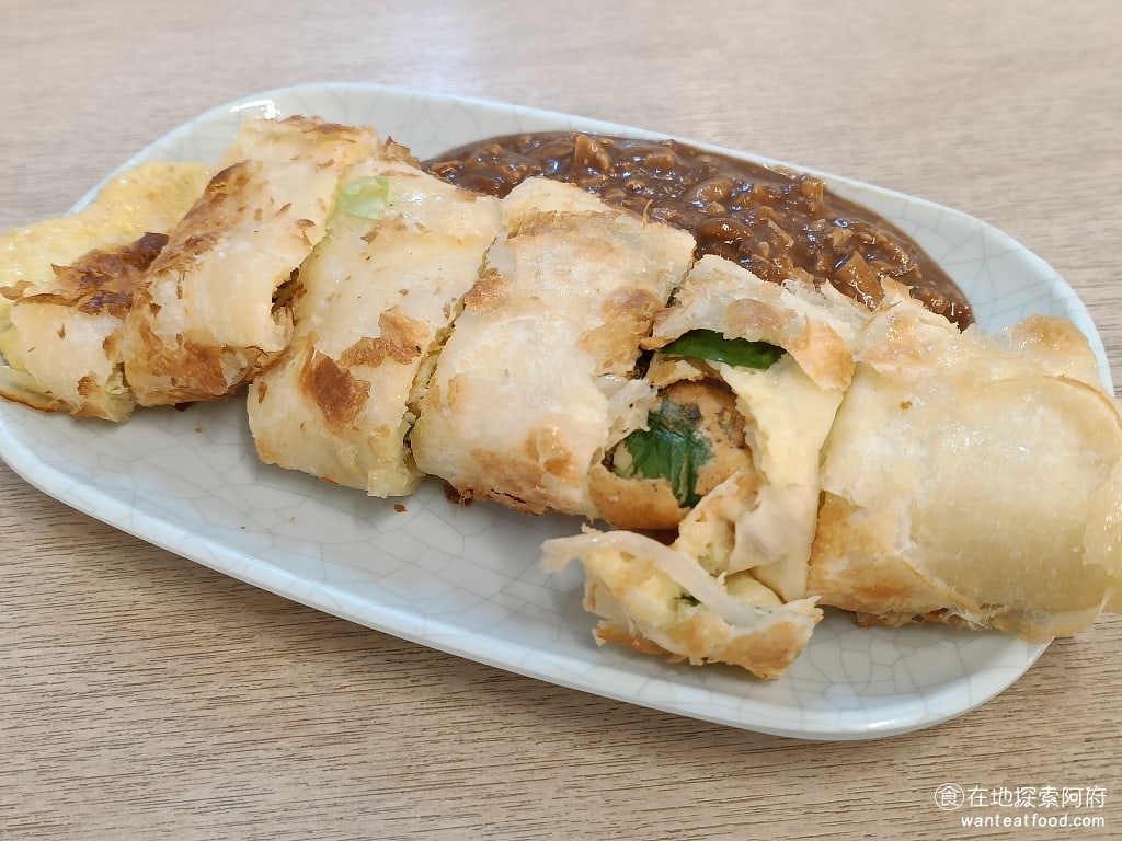 秦小姐豆漿 信義店 信義區美食 市政府美食 台灣小吃 蔬菜蛋餅 他的蛋餅外皮間的非常酥脆份量也非常多 蔬菜蛋餅的價格是50元 只是蛋餅的餅皮吃起來沒有什麼特別的味道而且感覺吃起來比較乾